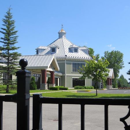 Hotel St-Bernard Saint-Bernard-de-Lacolle エクステリア 写真