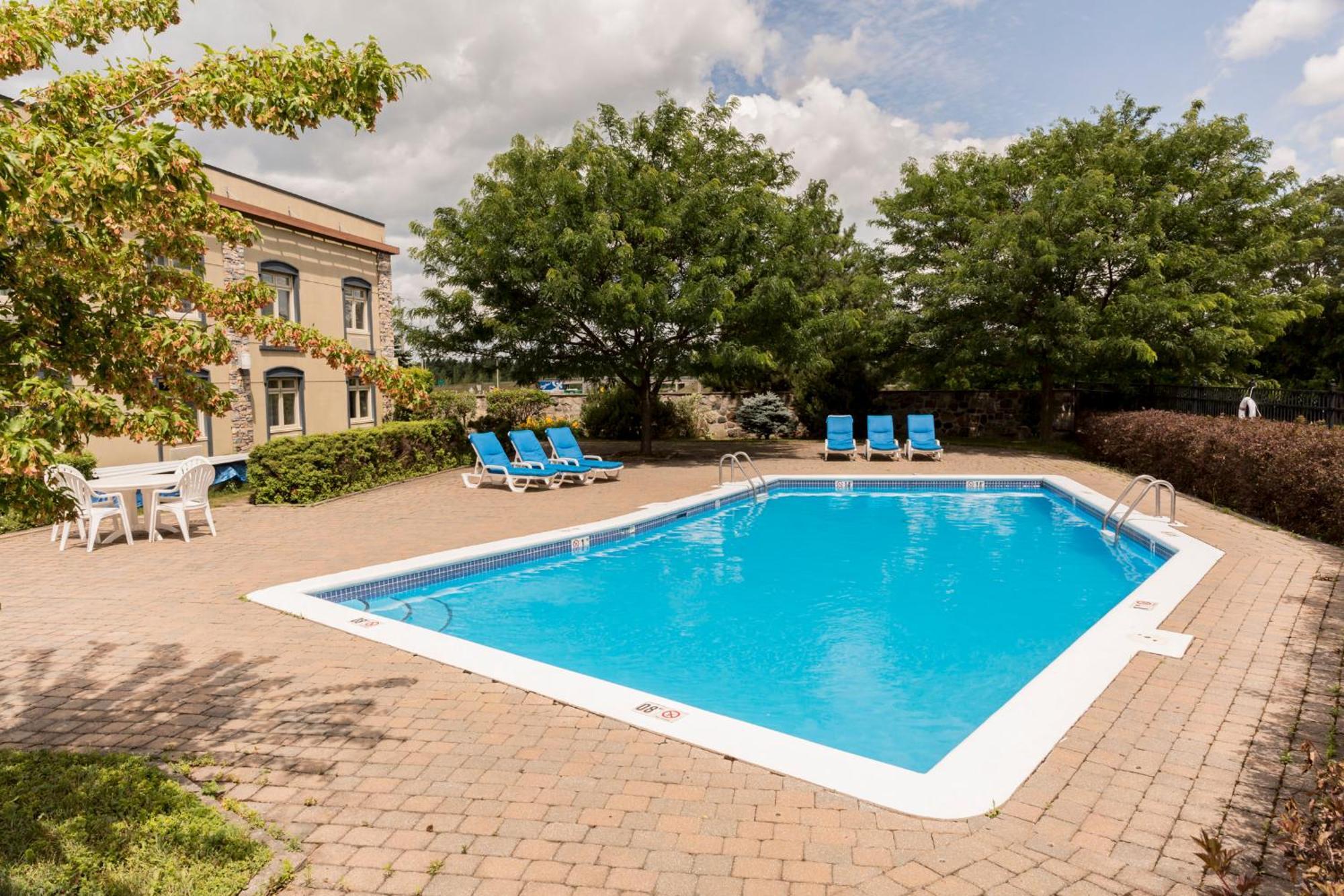 Hotel St-Bernard Saint-Bernard-de-Lacolle エクステリア 写真