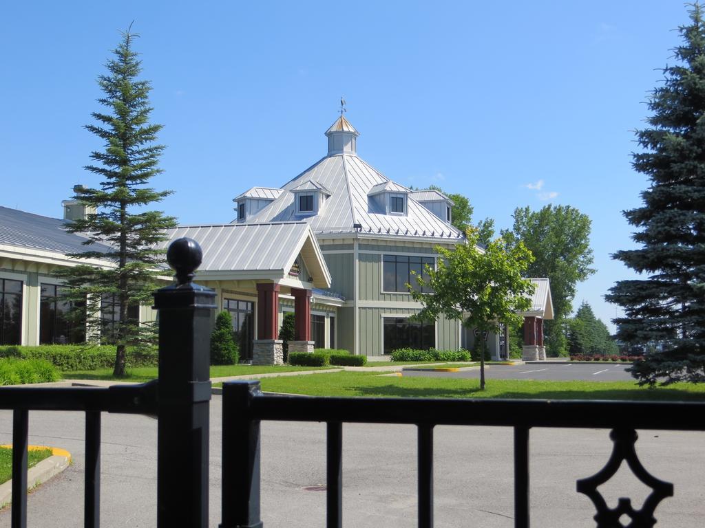 Hotel St-Bernard Saint-Bernard-de-Lacolle エクステリア 写真