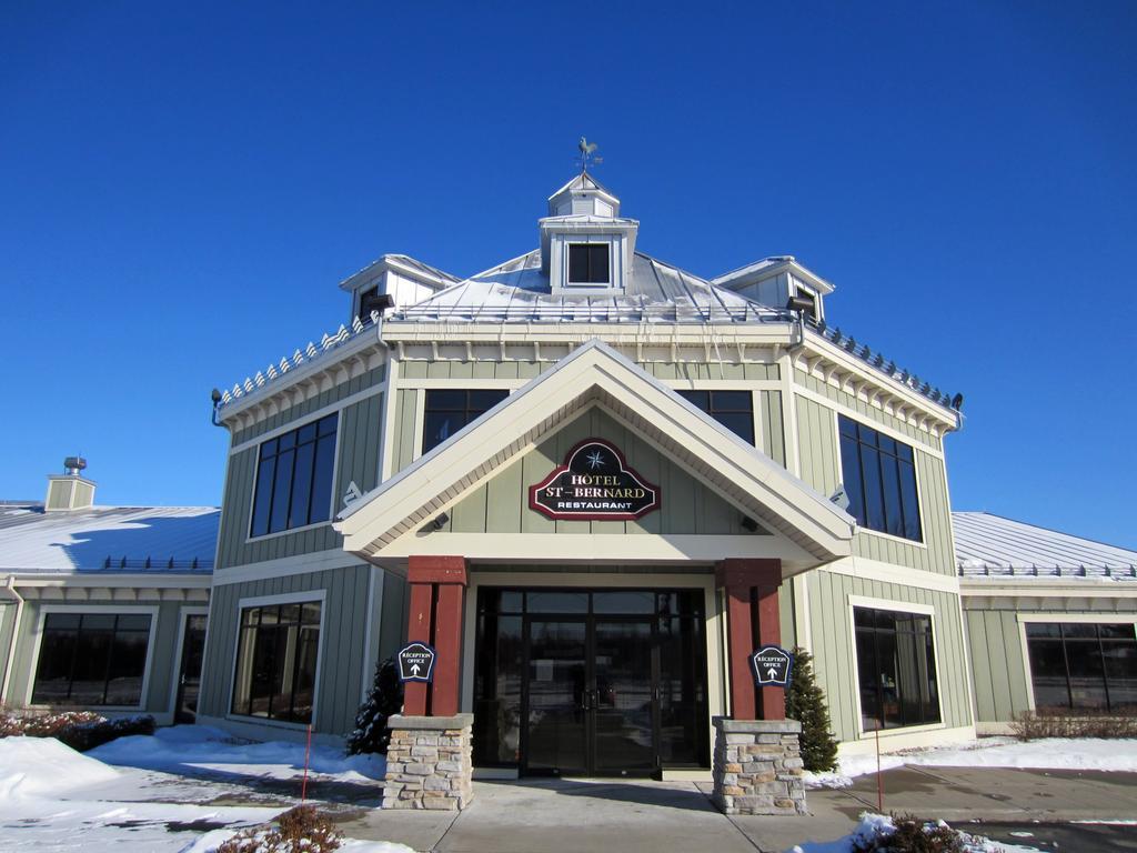 Hotel St-Bernard Saint-Bernard-de-Lacolle エクステリア 写真