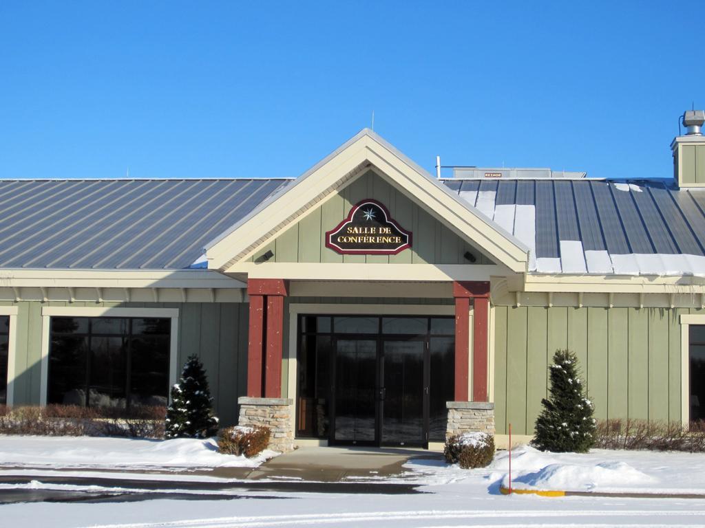 Hotel St-Bernard Saint-Bernard-de-Lacolle エクステリア 写真